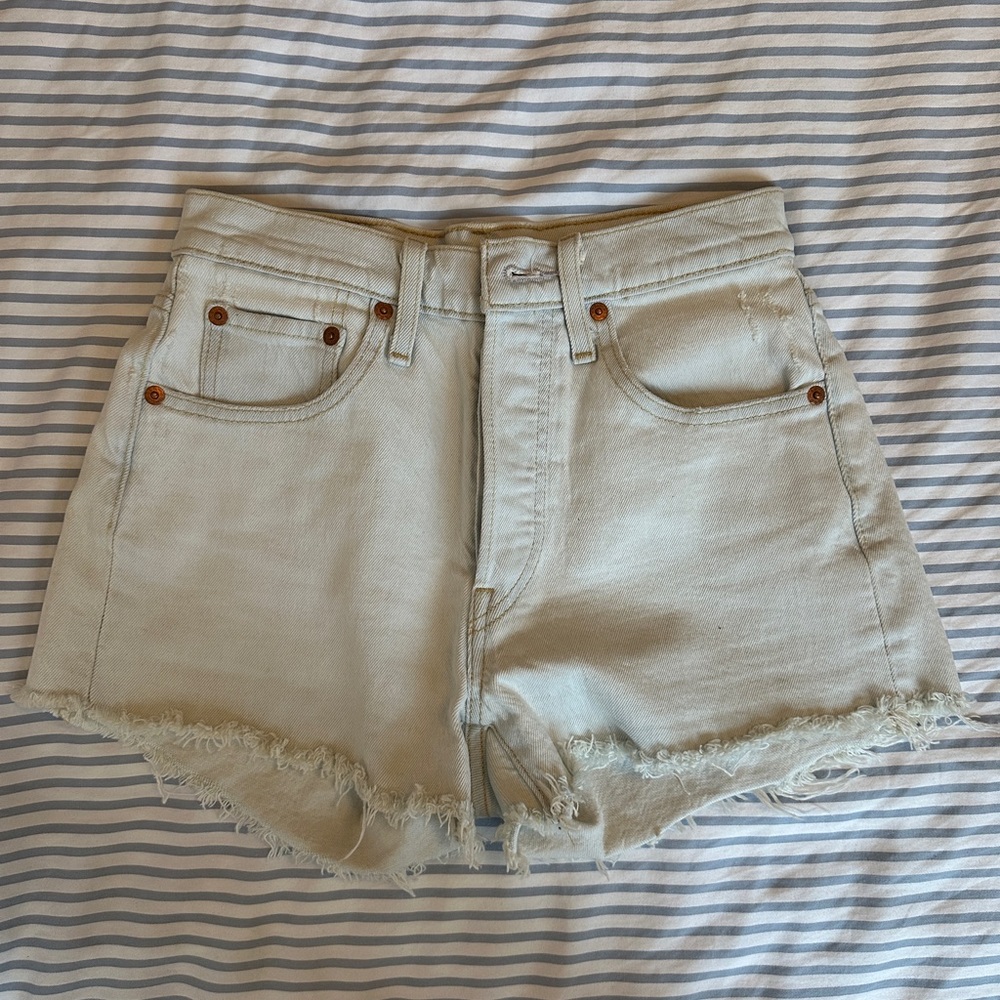 Levi’s 501 Shorts in Light Denim Wash